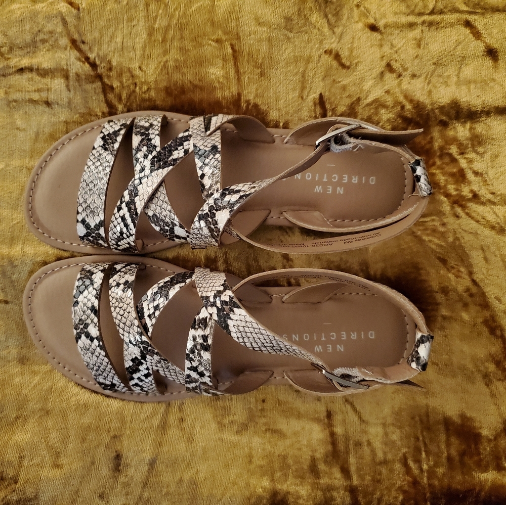 New Directions® Greeway Sandals - Picture 3 of 14